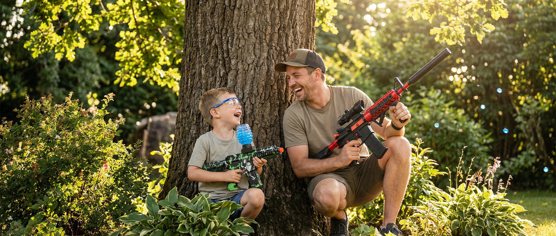 Otec a syn užívající si pistolku na gelové kuličky Gelshot