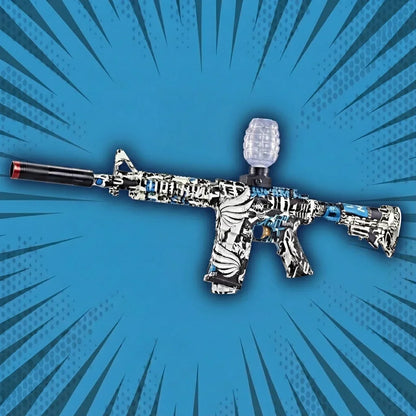 GelShot M4 automatická puška na gelové kuličky od gelshot.cz v černo-bílém designu s násypkou a hlavní, vystavená na modrém pozadí s komiksovými efekty-skvělý dárek pro kluky, kteří milují akční zábavu.