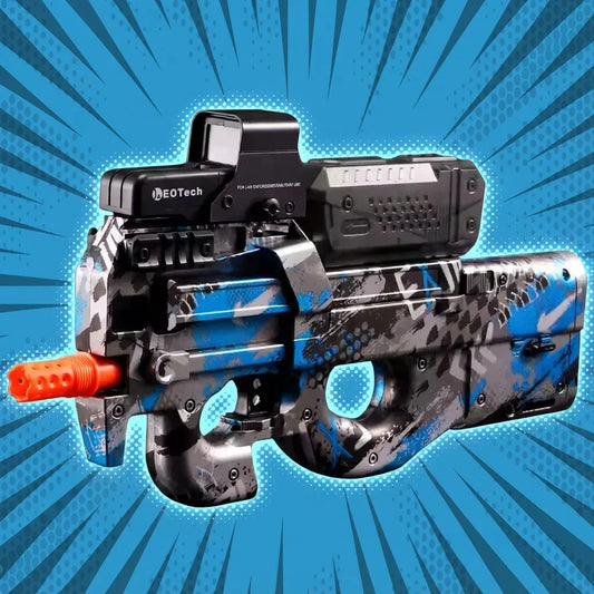 Pistole Gelshot P90 na gelové kuličky od společnosti gelshot.cz s modrou, černou a šedou kamufláží, oranžovým hrotem a namontovaným zaměřovačem je vyobrazena na modrém pozadí v komiksovém stylu s vyzařujícími liniemi.