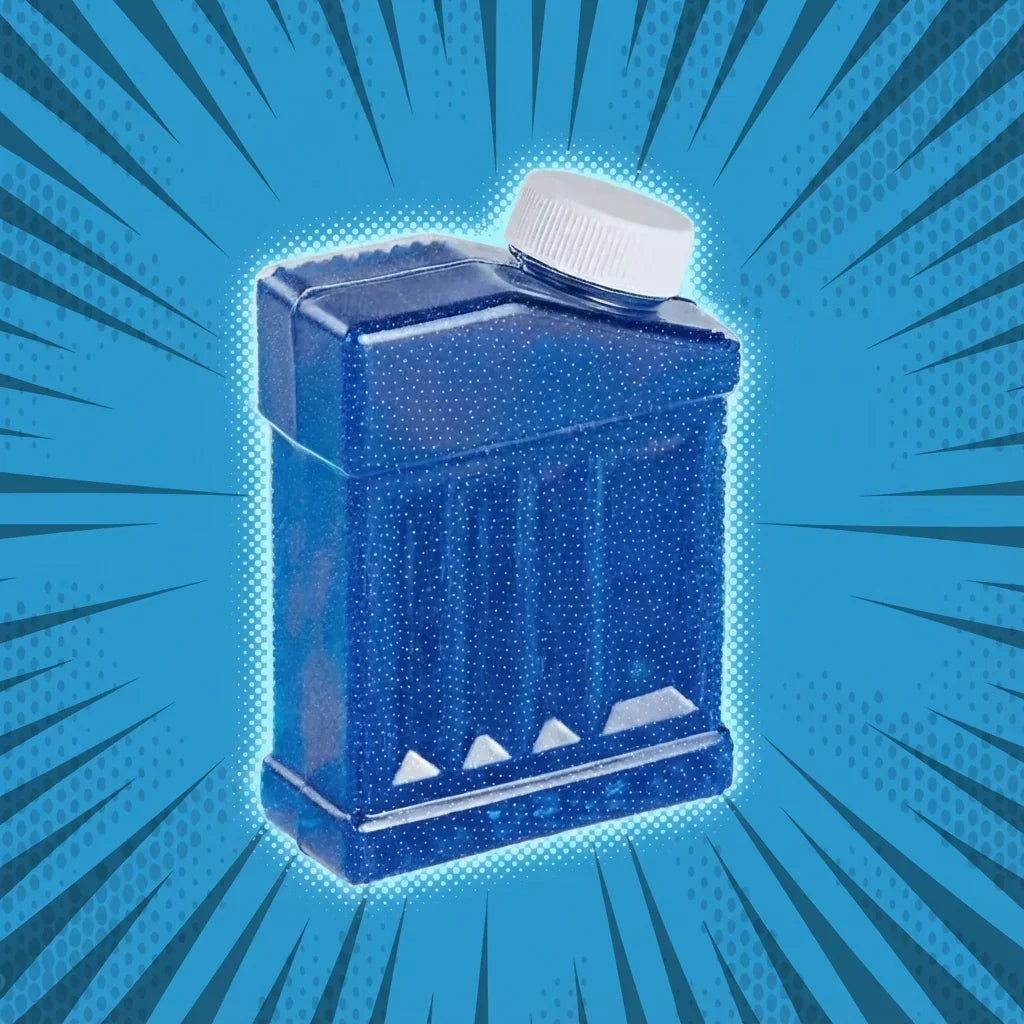 Na pozadí modré prasklé barvy je zobrazena modrá obdélníková plastová láhev s bílým šroubovacím uzávěrem, ideální pro skladování gelových nábojů, které jsou součástí balení Výhodný balíček - 2× Gelshot pistole M4A1 + 2× náboje zdarma od gelshot.cz.