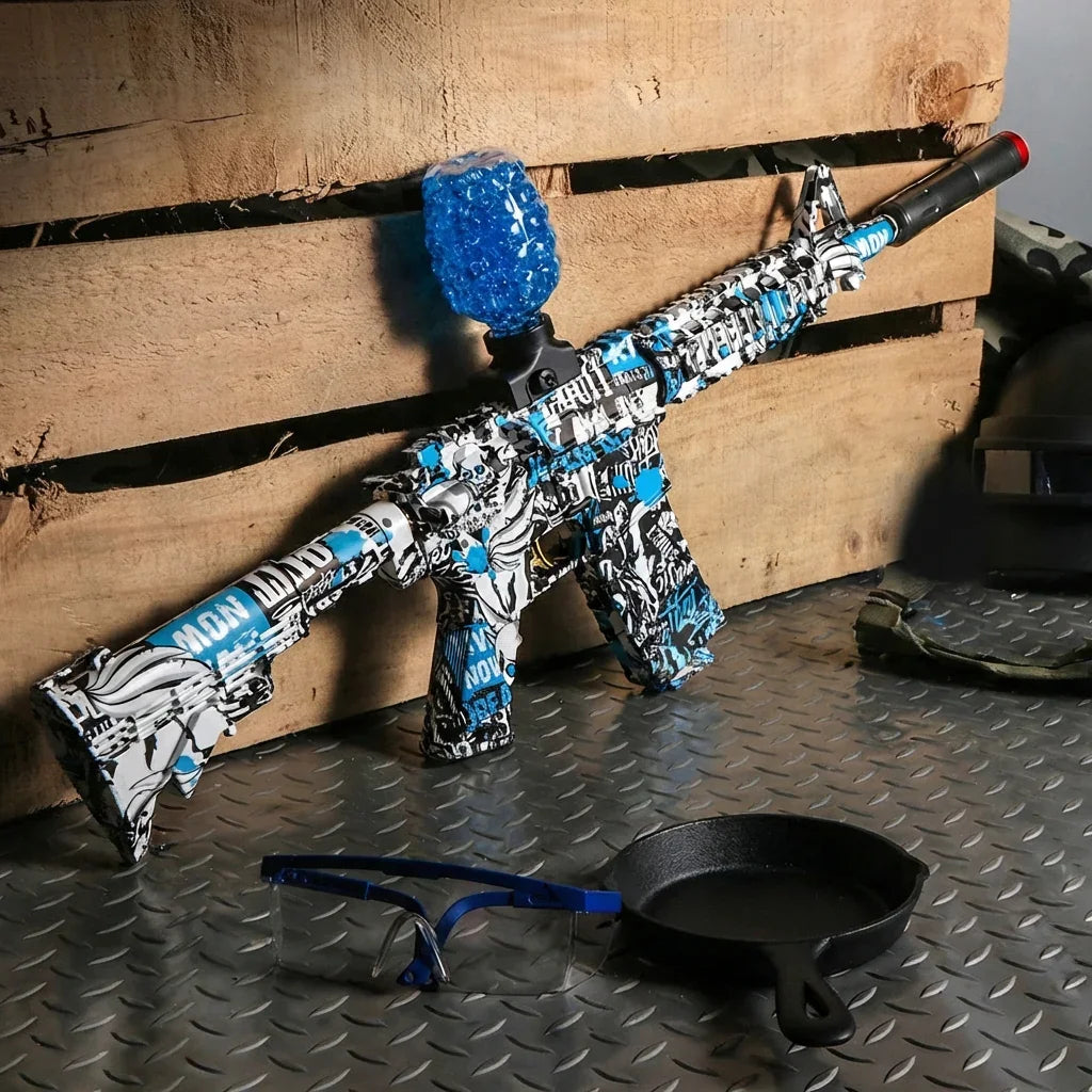The GelShot M4 automatická puška na gelové kuličky od gelshot.cz s modro-bílým grafickým designem opřená o dřevěnou postel je ideální dárek pro kluky, kteří milují akci a dobrodružství.