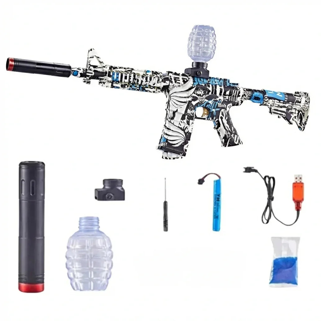 Automatická puška na gelové kuličky GelShot M4 od gelshot.cz v černo-bílé kamufláži s tlumičem, zaměřovačem, šroubovákem, zásobníkem na vodní granáty, modrou baterií s USB nabíječkou a balením modrých gelových kuliček.