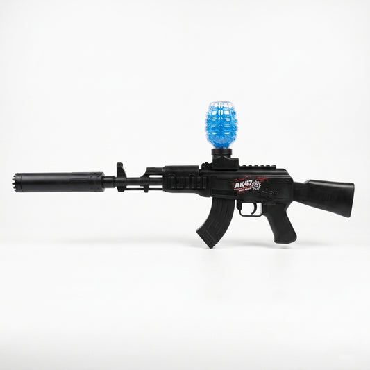 Gelshot AK47 pistole na gelové kuličky na bílém pozadí – boční profil s tlumičem