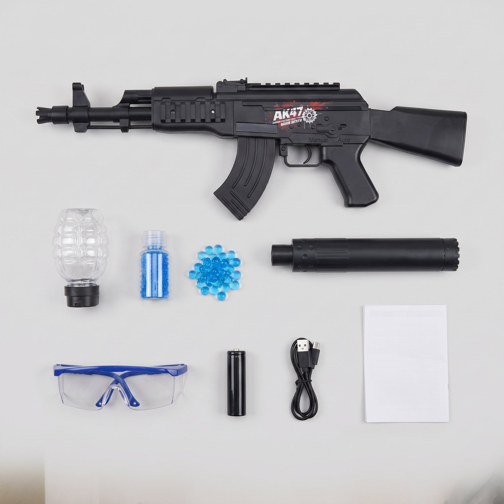 Obsah balení Gelshot AK47 – pistole, tlumič, zásobník, kuličky, baterie, USB kabel, ochranné brýle a manuál
