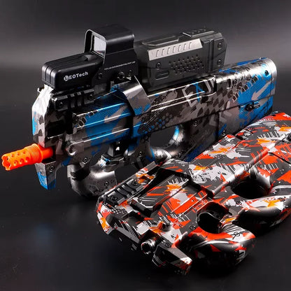 Dva blastery na hraní, včetně modrošedé pistole Gelshot P90 na gelové kuličky od gelshot.cz s oranžovou špičkou a namontovaným zaměřovačem, jsou vedle sebe na černé ploše vedle červenošedého gelového kuličkového blasteru.